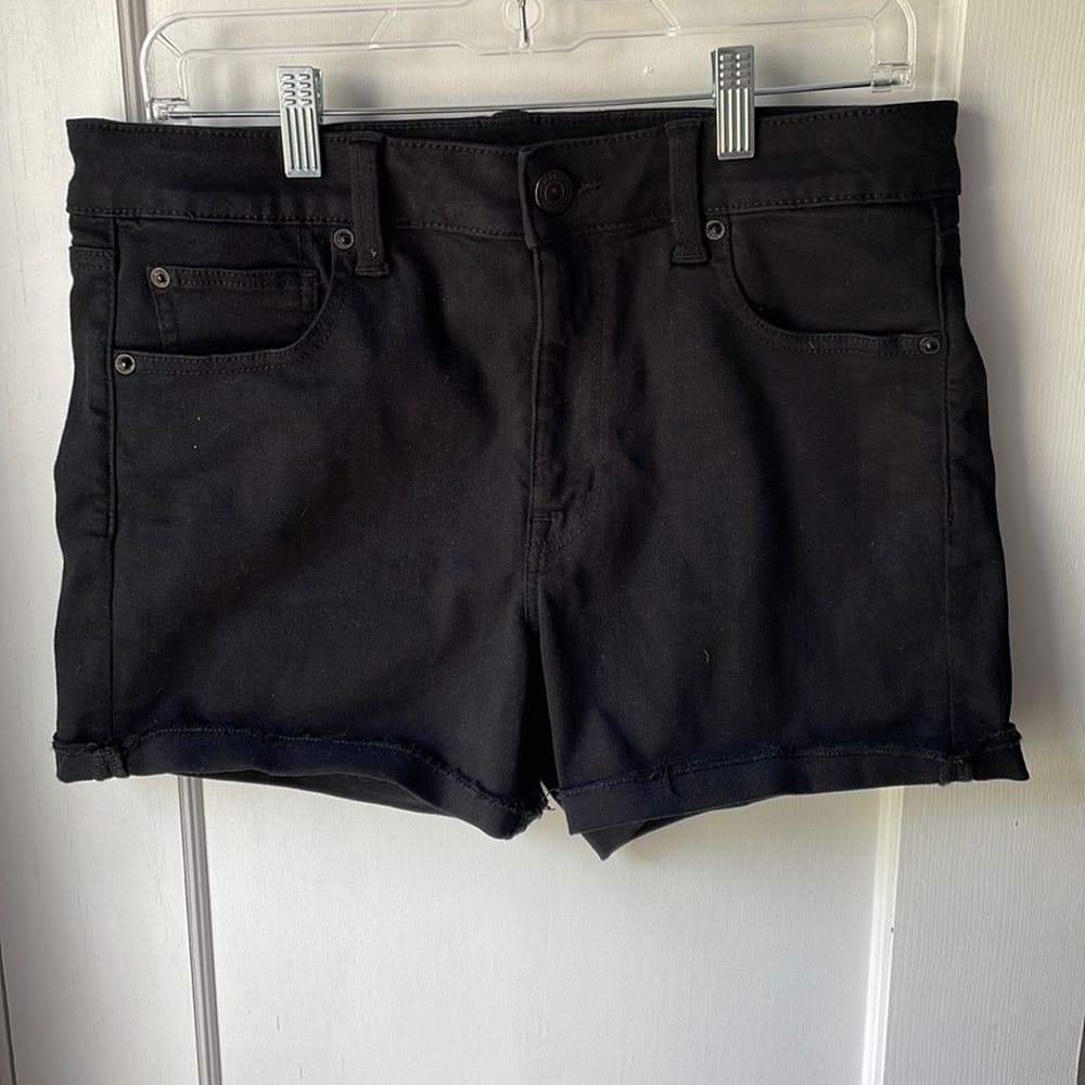bLack american eagle shorts